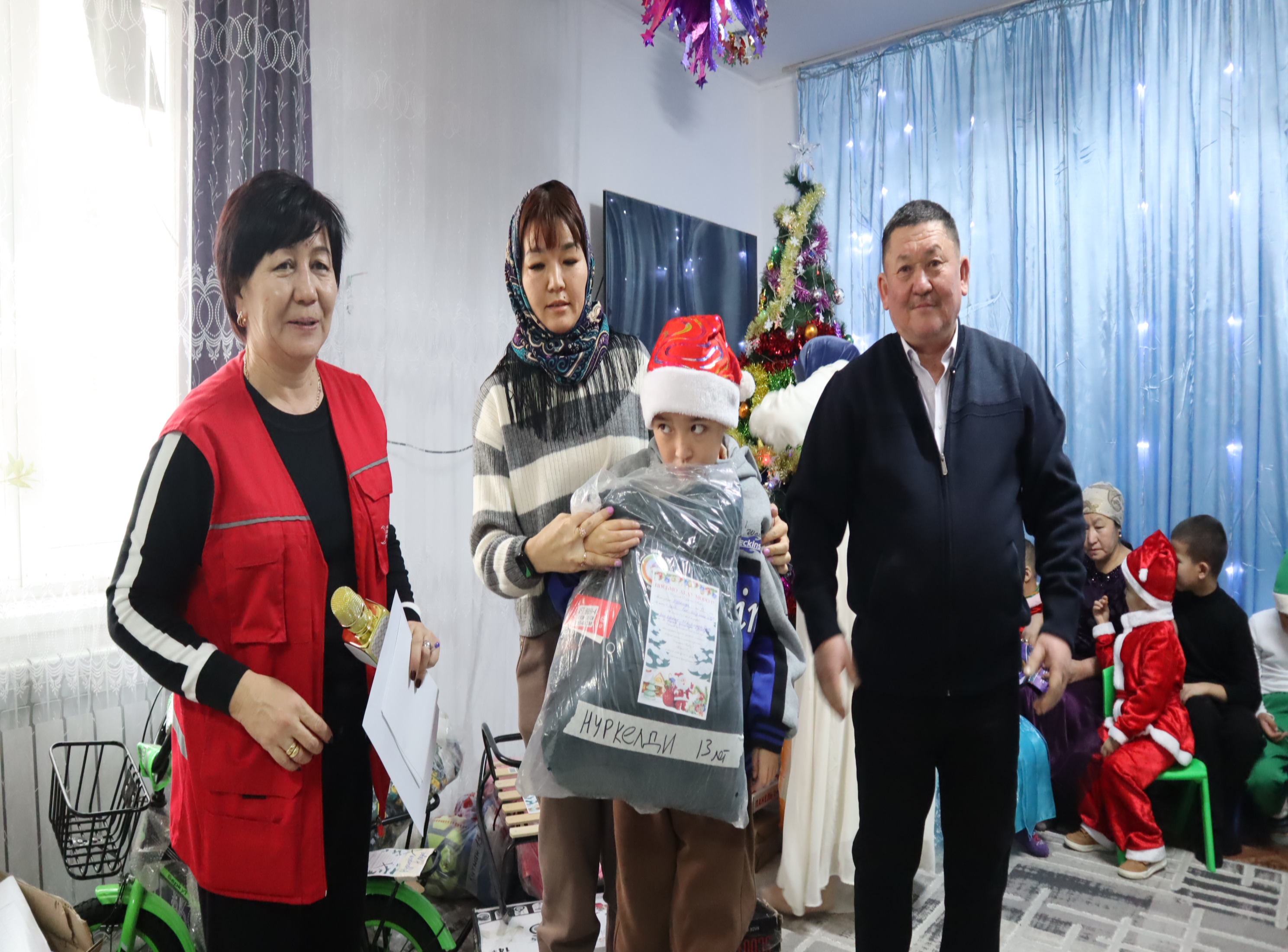 ДЕТИ С РЕАБИЛИТАЦИОННОГО ЦЕНТРА"ТЕНИР-КОЛДО" ПОЛУЧИЛИ ПОДАРКИ